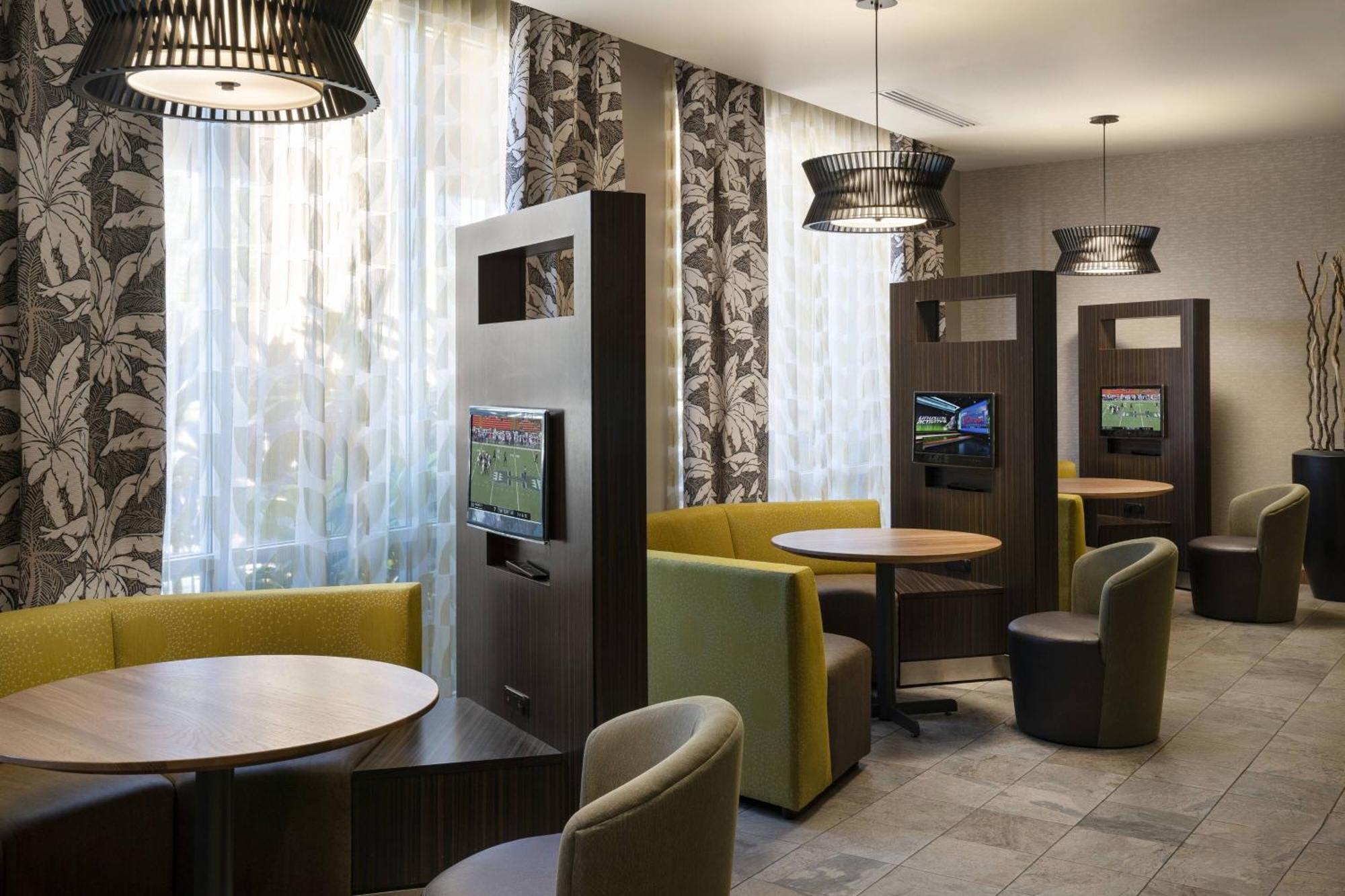 Отель Courtyard By Marriott Maui Kahului Airport Экстерьер фото