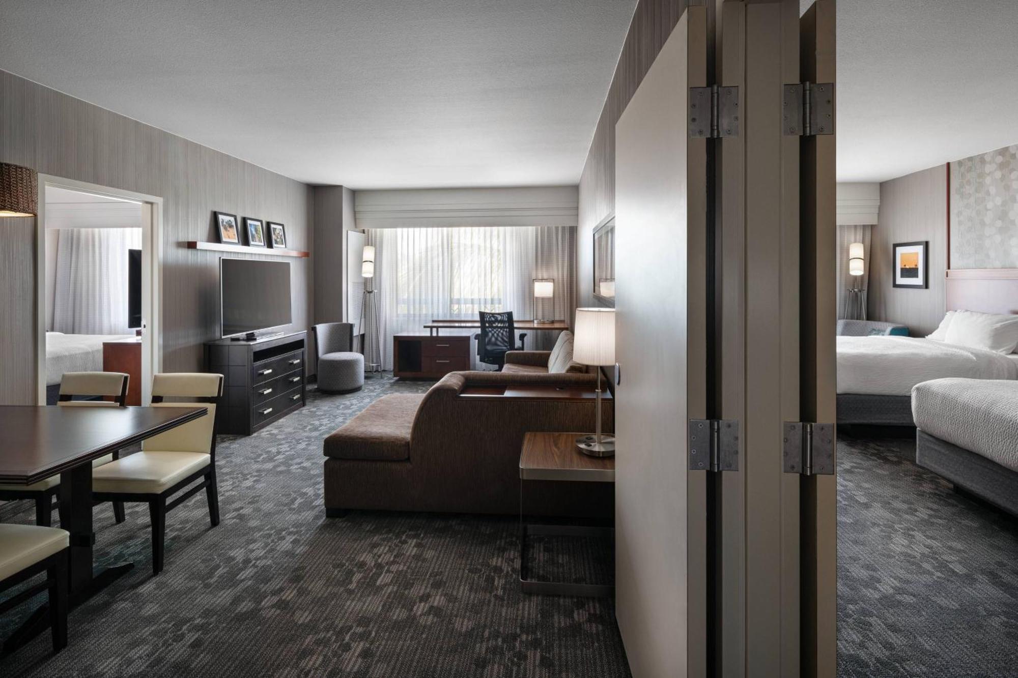 Отель Courtyard By Marriott Maui Kahului Airport Экстерьер фото